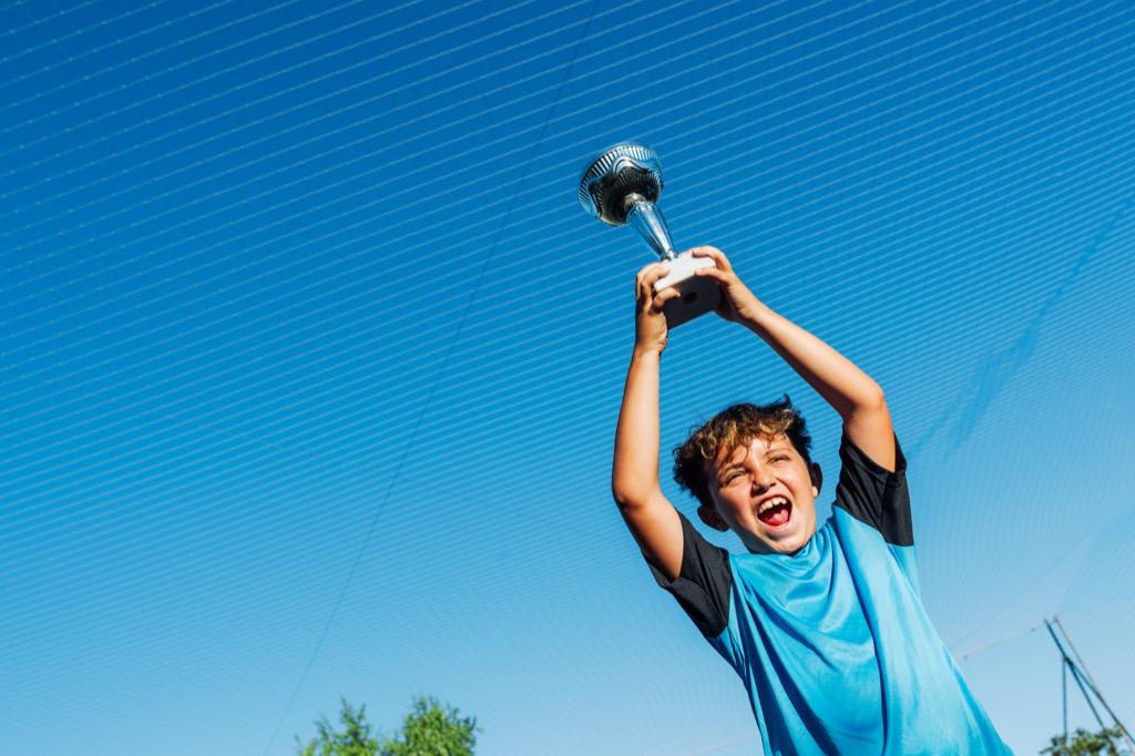Junger Spieler mit Pokal